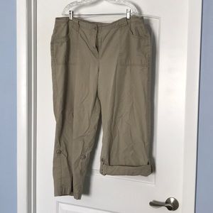 JH Collectibles Woman convertible pants to capris